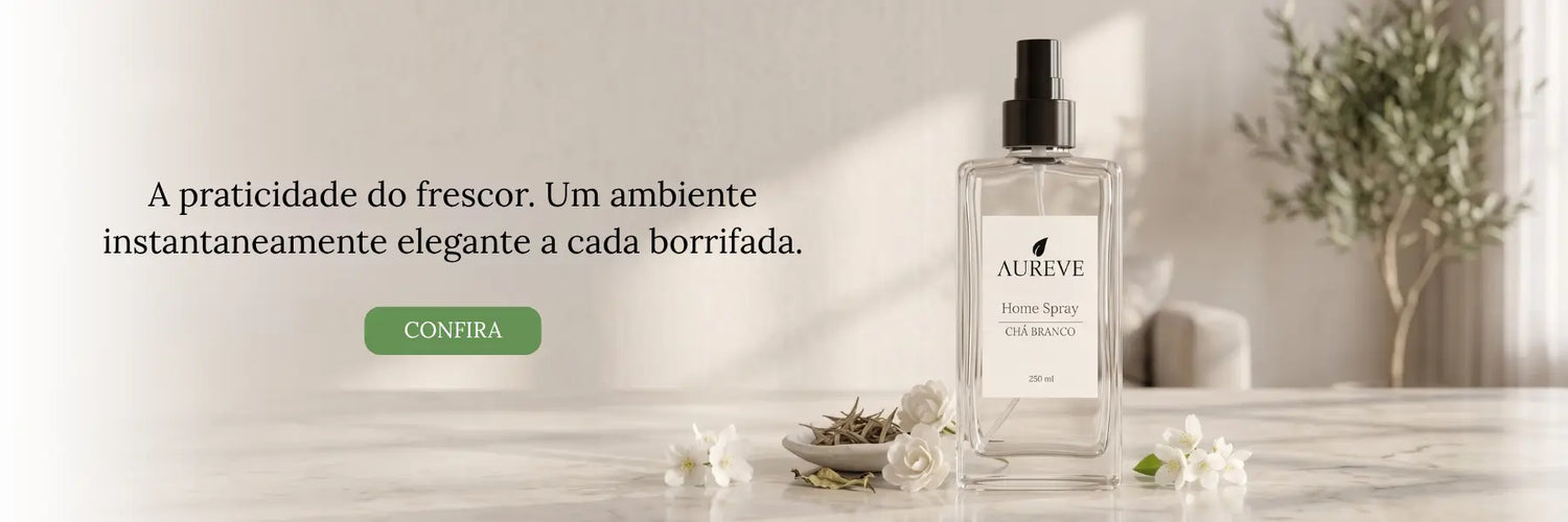 Banner da Aureve com o Home Spray Chá Branco 250ml sobre bancada de mármore, decorado com flores brancas e folhas de chá. Texto na imagem: 'A praticidade do frescor. Um ambiente instantaneamente elegante a cada borrifada.' junto a um botão de 'Confira'